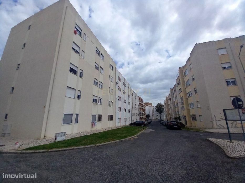 T2 Totalmente Remodelado no Carregado – Cozinha Equipada e Excelente A