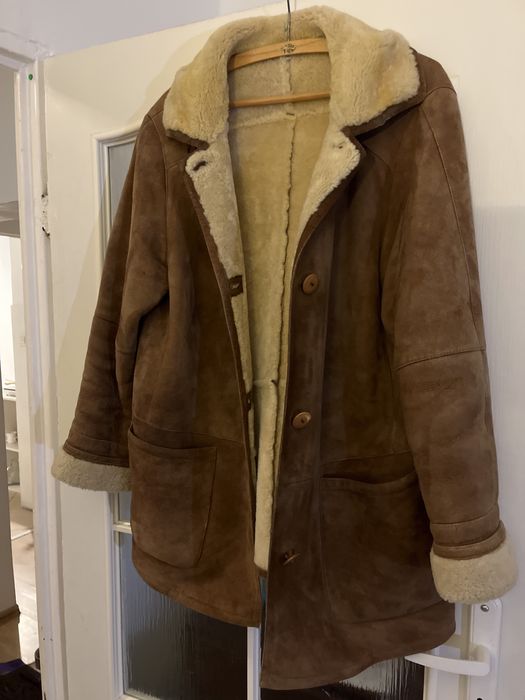 Kożuszek z kołnierzem.