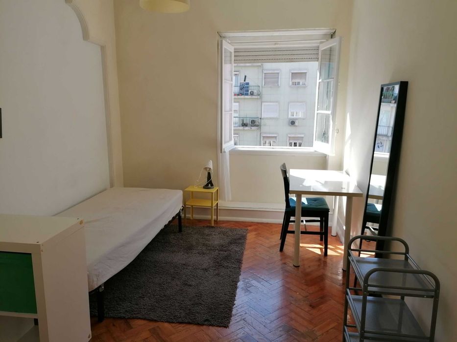 Quarto nas Avenida de Roma - Entrada a 1 Setembro