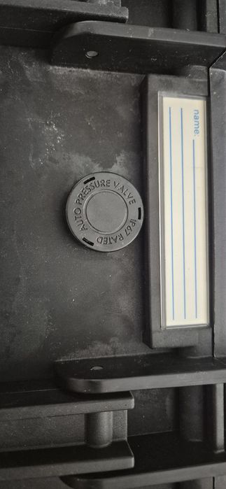 kufer, locker, skrzynka hermetyczna.