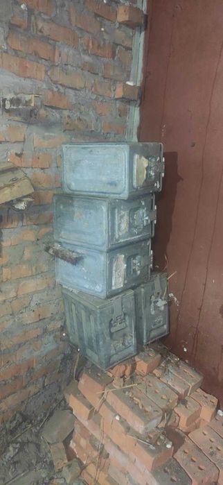 железные коробки чемоданы на защелках открывающиеся