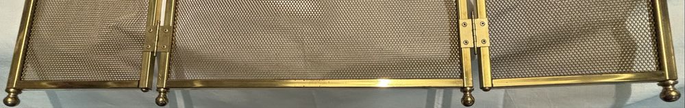 Frente de lareira em metal dourado e base com 3 acessórios em ferro dourado