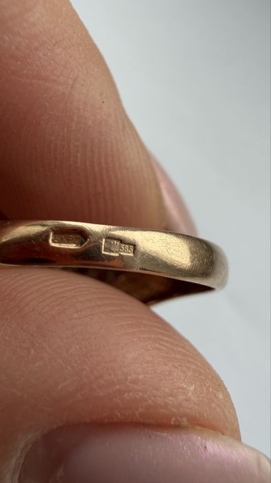 Кольцо золотое 585, вес 4,55 гр р.19 каблучка