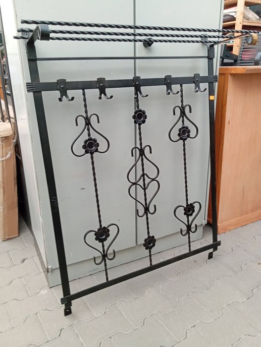 Wieszak metalowy na ubrania z półką