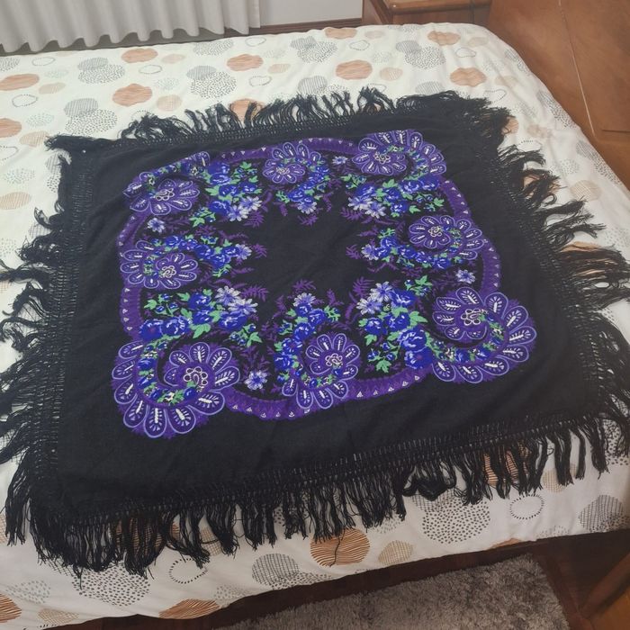 Xaile preto e lilás, com franja