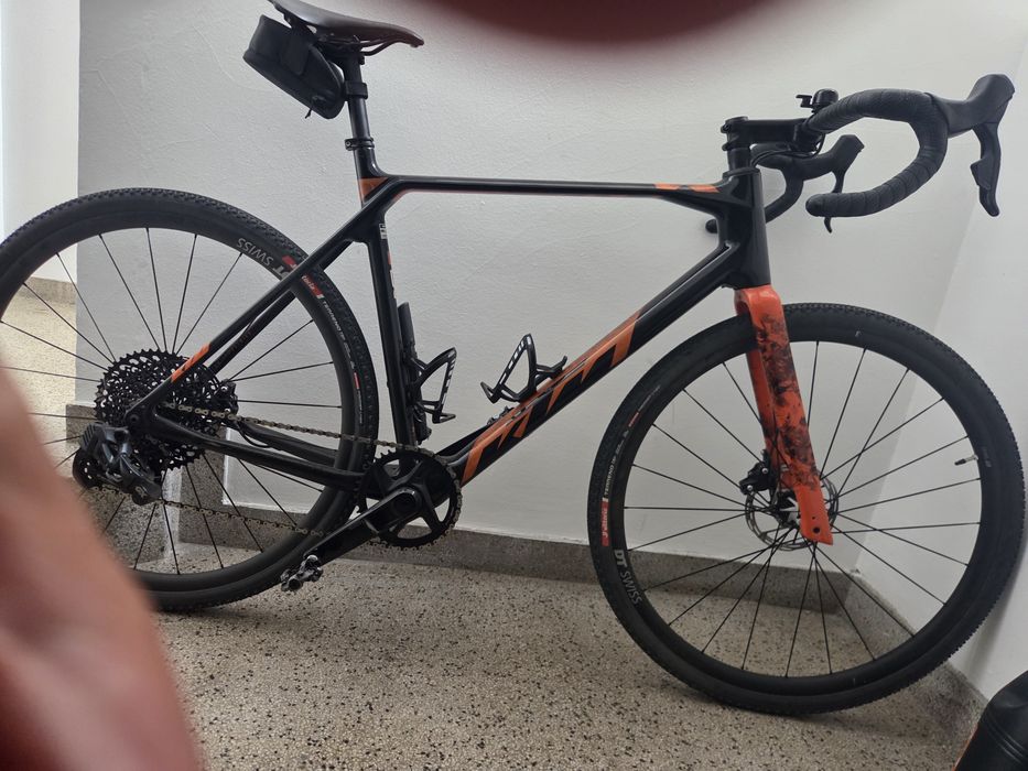 Bicicleta Gravel, KTM, Carbono, ano 2022, rodas DT swiss, Mono prato; cassete 10-50; prato pedaleiro 42 dentes,