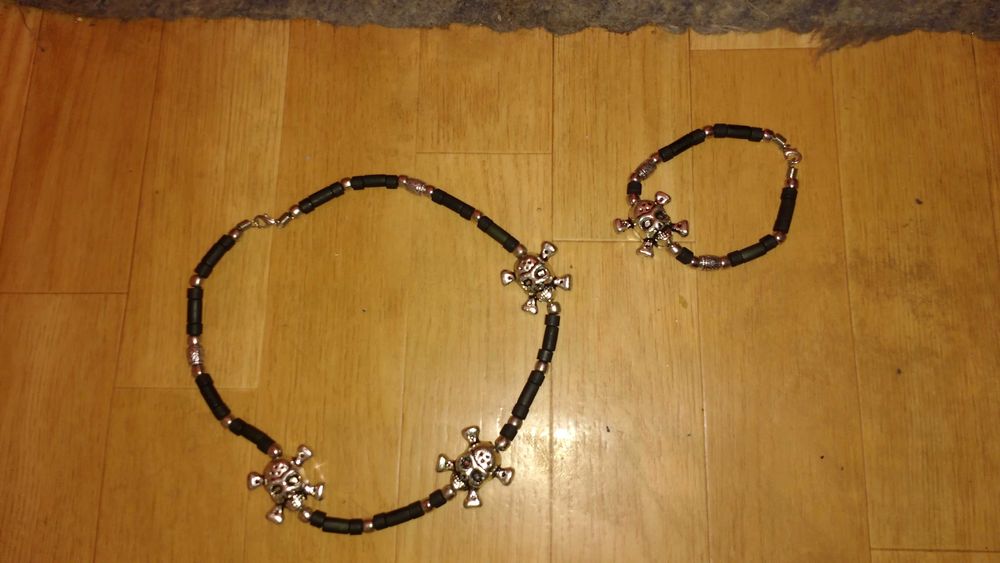 Bransoleta i lancuszek z korali z czaszkami