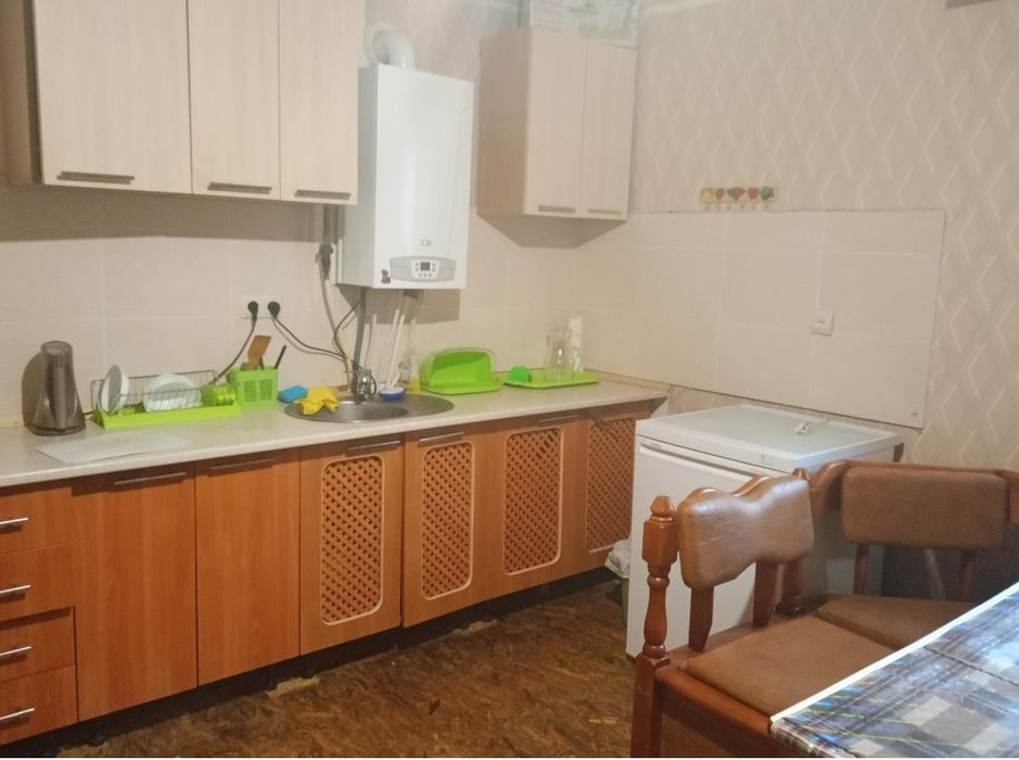 Здам в центрі Жмеринки велику 2 кімнатну квартиру 82м/ +закритий двір