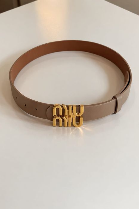 Cinto Miu Miu original bege com fivela dourada – elegante