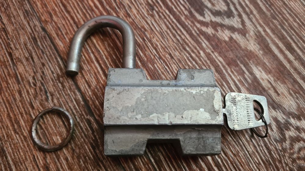 Замок навесной советский очень надёжный. Состояние отличное.
