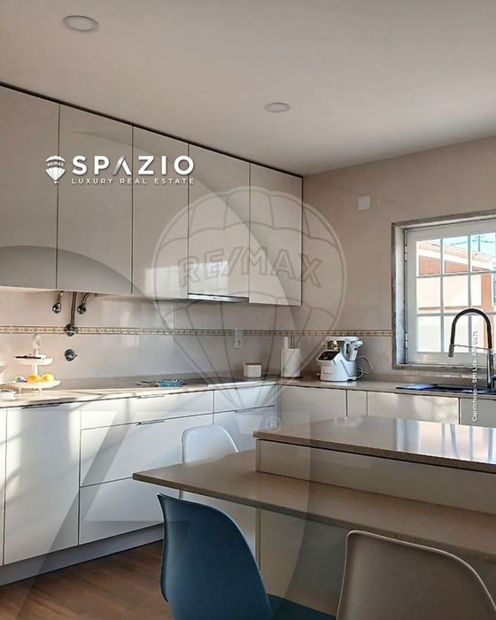 Vende-se Moradia Lourel