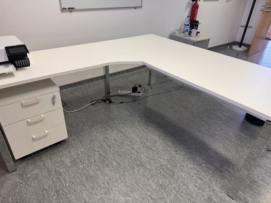 Secretaria com painel frontal