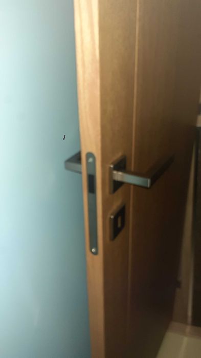 Porta interior com ferragens e fechadura - NOVA