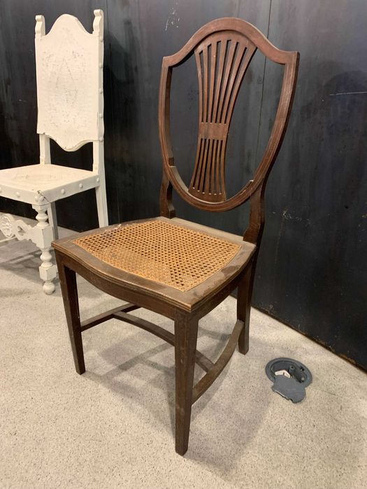 Cadeira antiga vintage em Madeira e palha