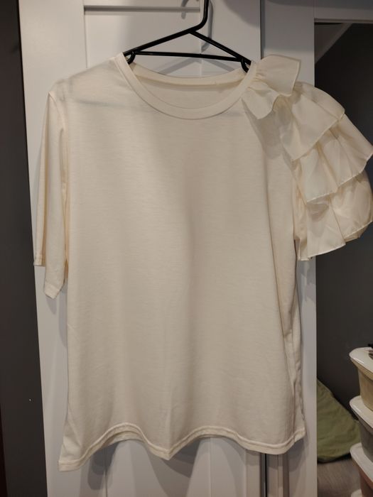 Bluzka damska z ozdobną falbanką