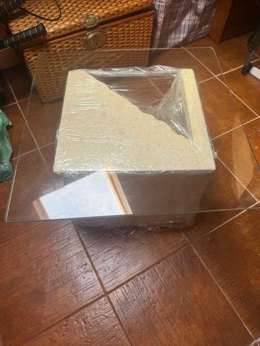 Mesa de pedra e vidro de centro