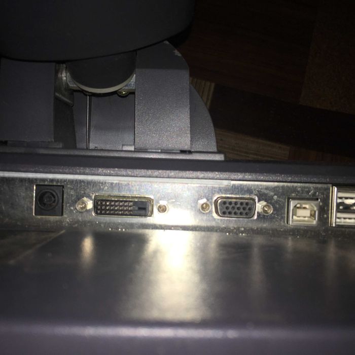 17" монітор HYNDAI L70A. Живлення на 12В.