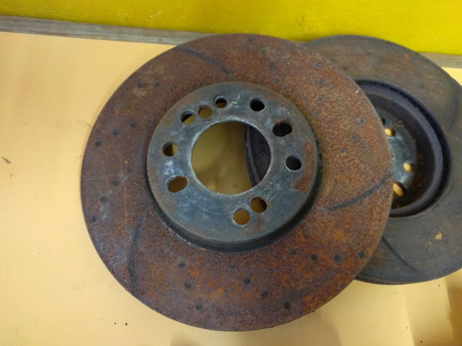 Discos de travão ventilados.