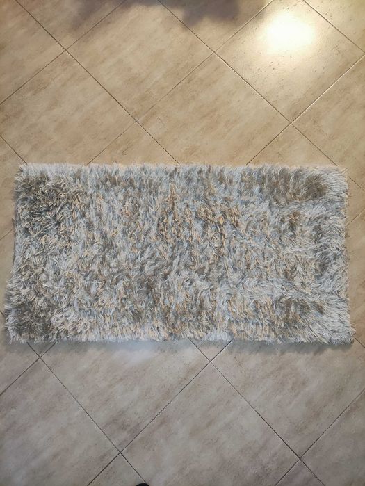 Tapete cinzento claro brilhante