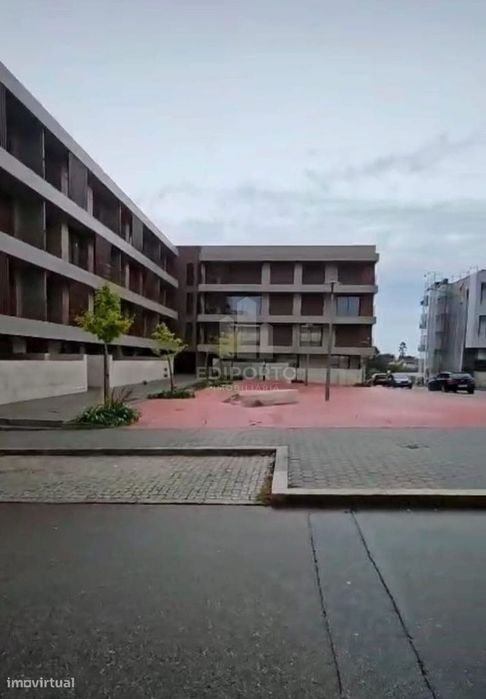 Apartamento  T2 e garagem fechada para 2 carros com áreas amplas e lum
