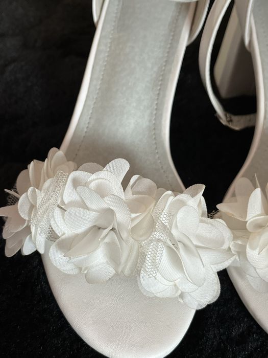 Biale sandałki ślubne