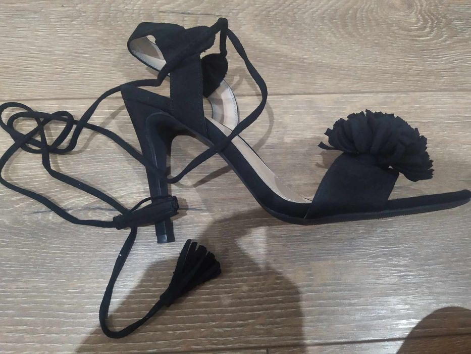 Czarne buty na obcasie