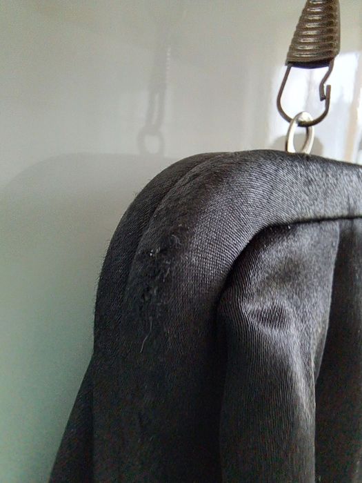 Czarna torebka atlasowa na łańcuszku