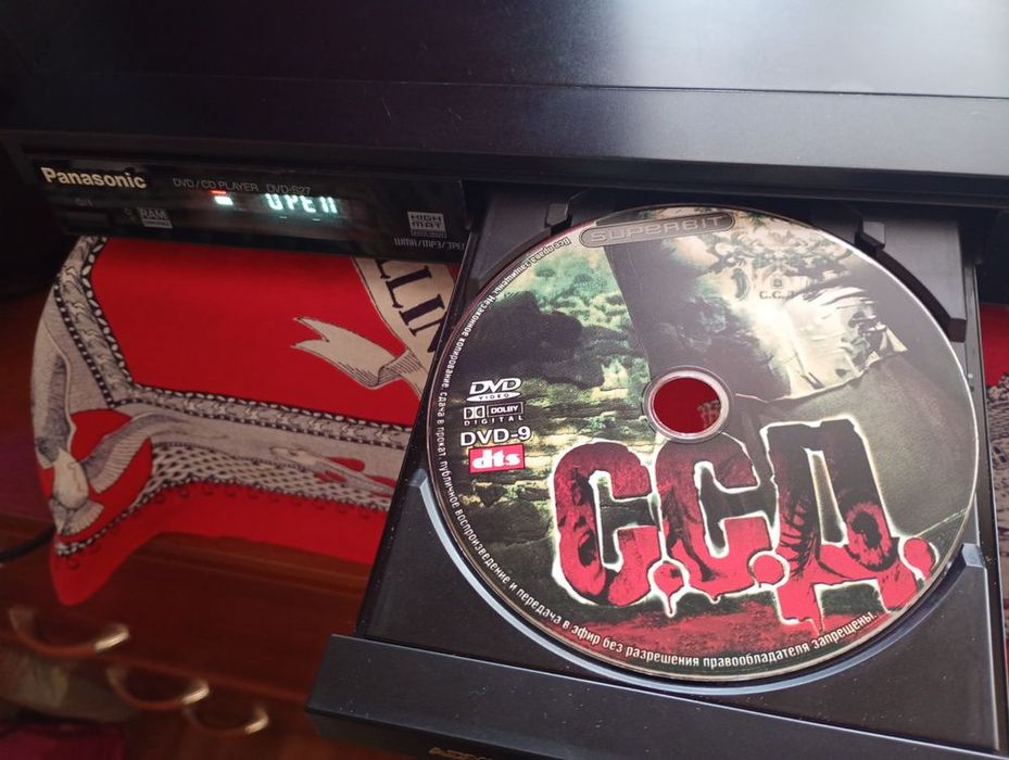 Panasonic DVD-S27
DVD-програвач.