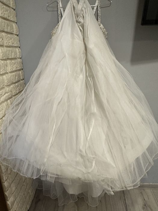 Biala suknia slubna z cekinami i stelazem okraglym pod suknie