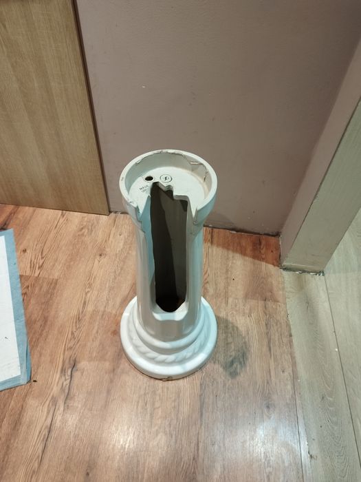 Stara umywalka z trzema kranami