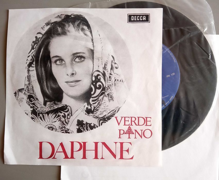 Daphne	- - - - -	Verde Pino	- - - - -	Single