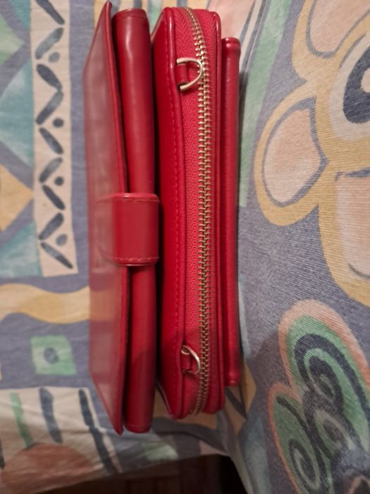 Torebka miała odpinany paseczek-portfel czerwony