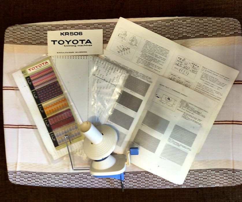 В'язальна машина TOYOTA- механічна,перфокарточна,двохфонтурна.