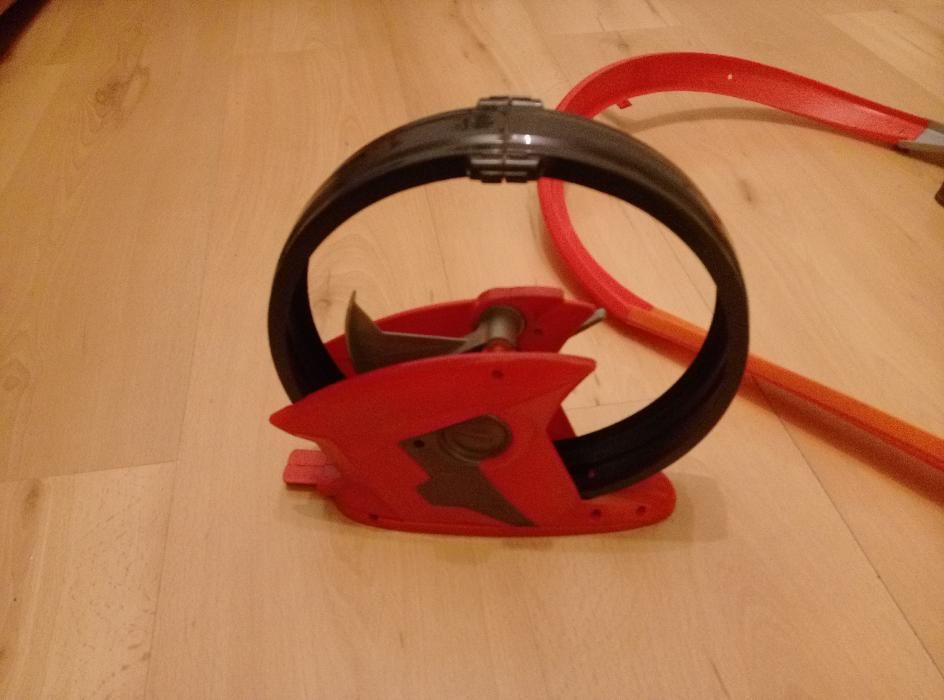 Tory Hot Wheels,złomowiec i pojazd kosmiczny z wyrzutnią Matchbox