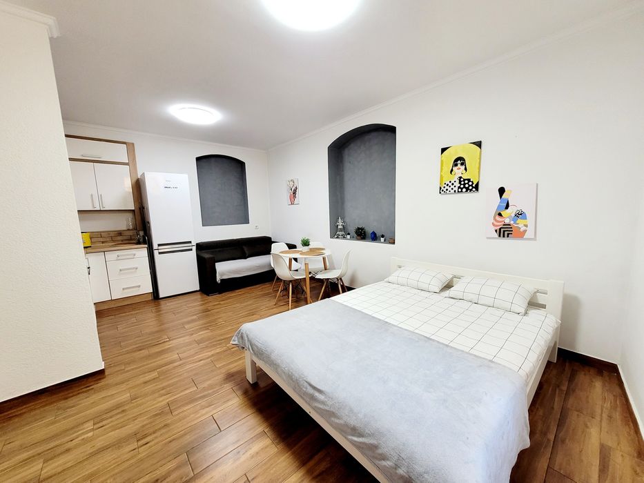 Подобово Львів , центр, пл. Я.Осмомисла, поруч пл. Ринок. Оперний.