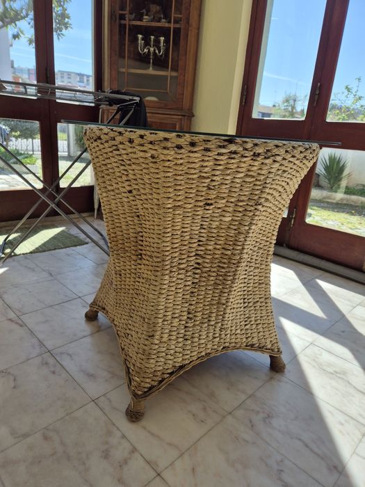 Mesa de vime e vidro
