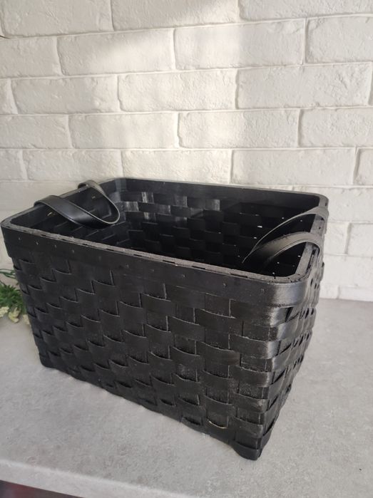 Koszyk z tworzywa drewnianego ze skórzanymi rączkami czarny średnio du