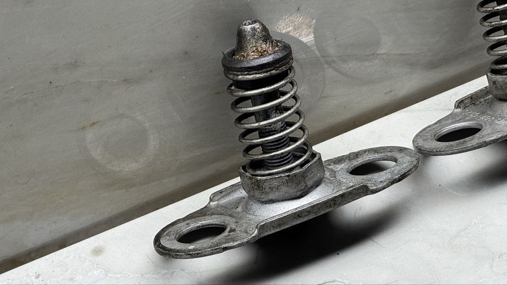 Пружина Капоту БМВ Е46 Е53 Замок Верхній Шток Капота BMW Пружини капот