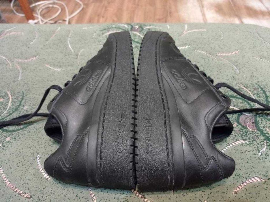 Кроссовки кожаные Adidas оригинал размер-40 стелька- 25см