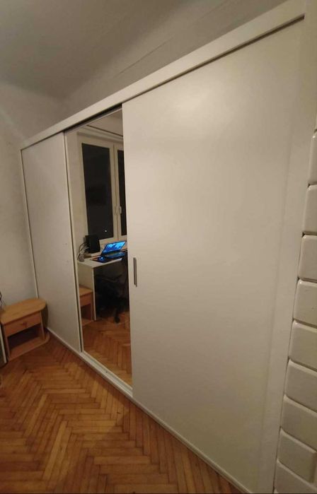 Uzywana szafa 3-drzwiowa z lustrem, drzwi przesuwane.