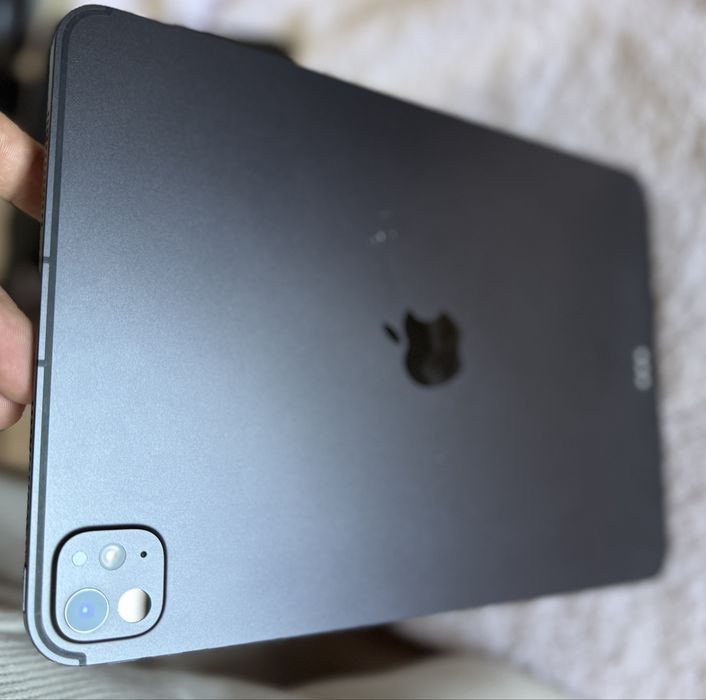 Selling an 11-inch iPad Pro powered by the ultra-fast M4 chip (latest model), featuring 256GB of storage and Wi-Fi connectivity.