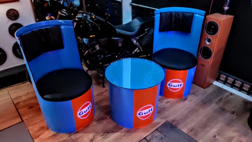 Beczki ,fotele,stół