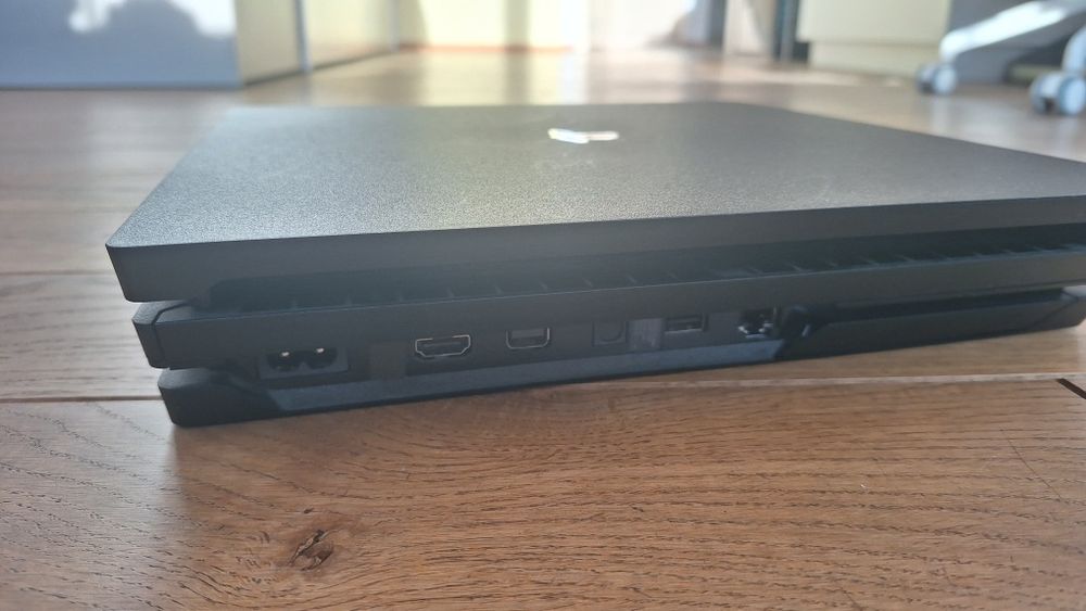 Ps 4 pro + 2 pady + 5 gier