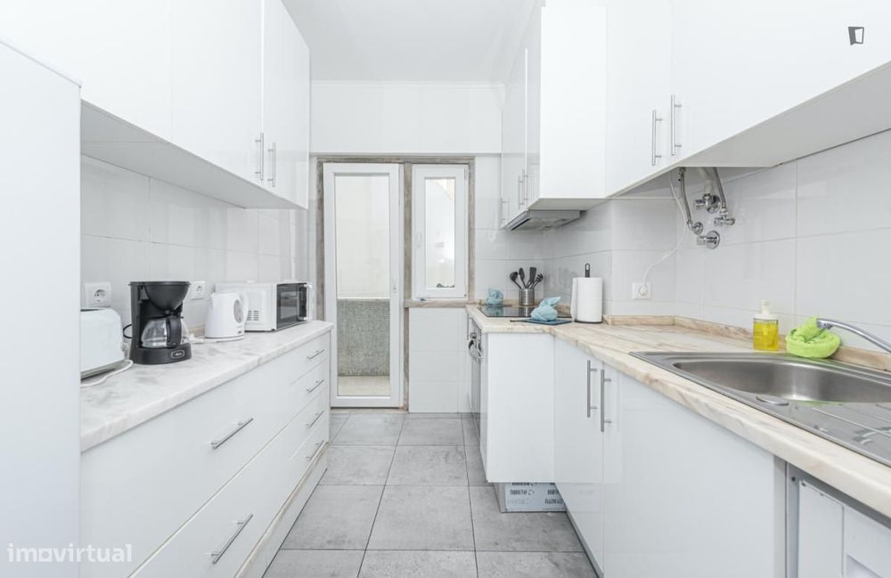 Quarto - localizado em Campolide Lisbon