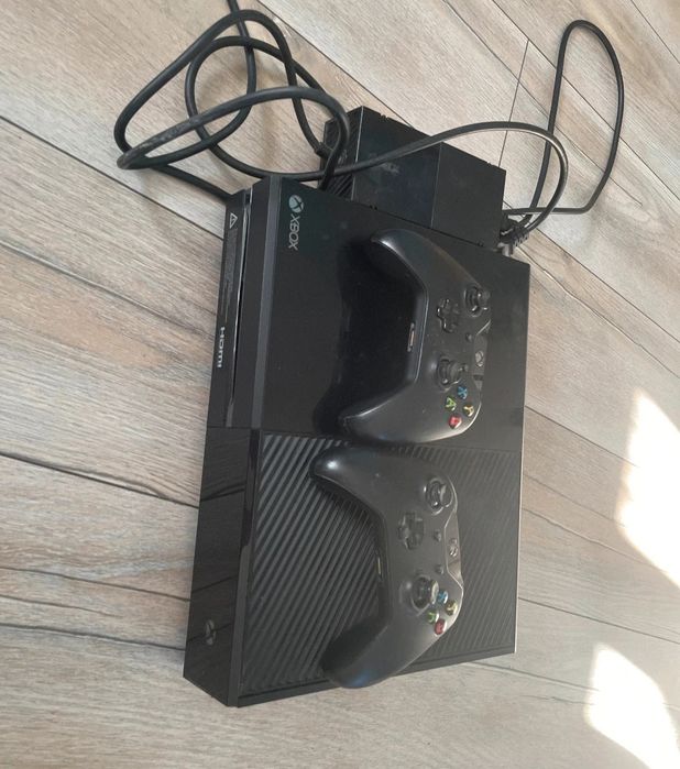 Xbox one + 2 pady