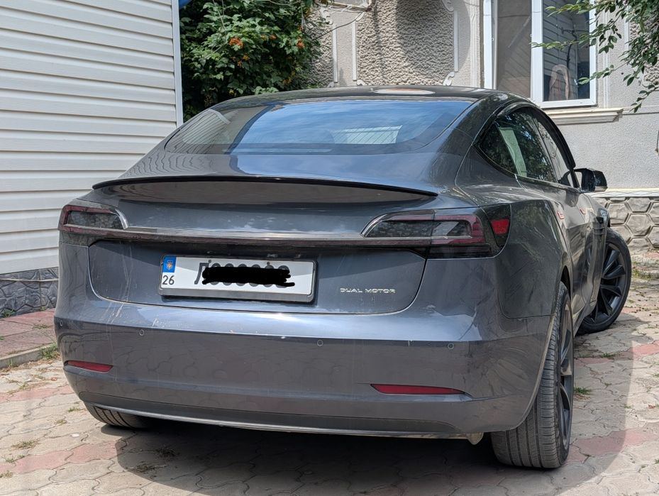 Задні нестандартні стопи із лайтбаром Tesla model 3 Tesla model y
