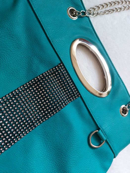 Torebka na srebrnym łańcuszku