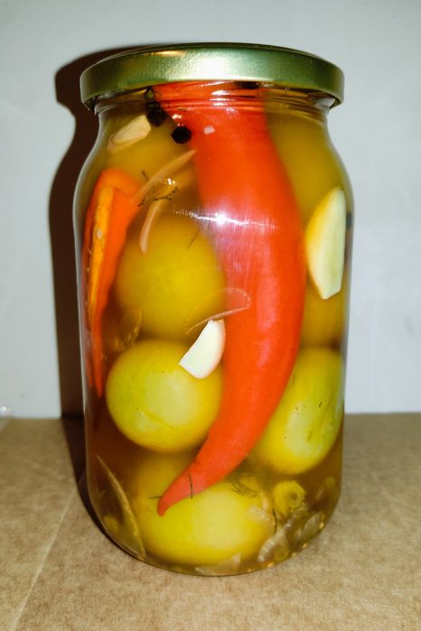 Pomidory marynowane z papryczkami chili 900 ml