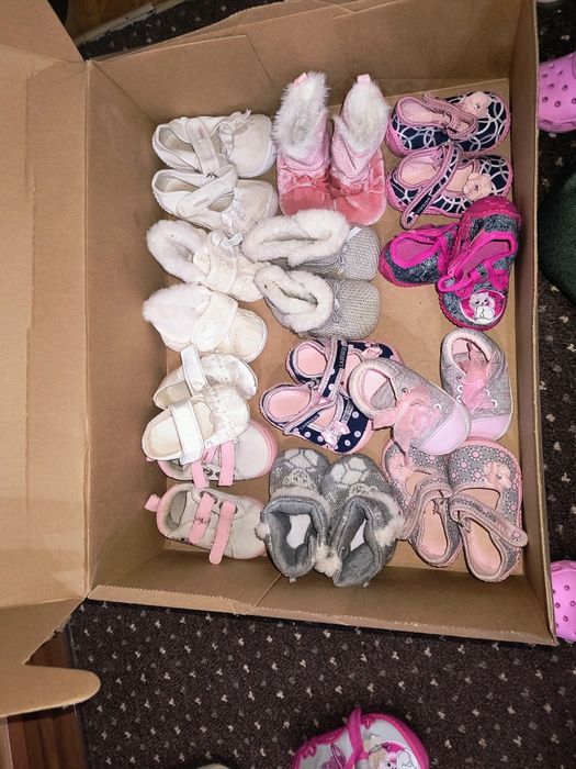 Sprzedam  śliczne niechodki i kapcie