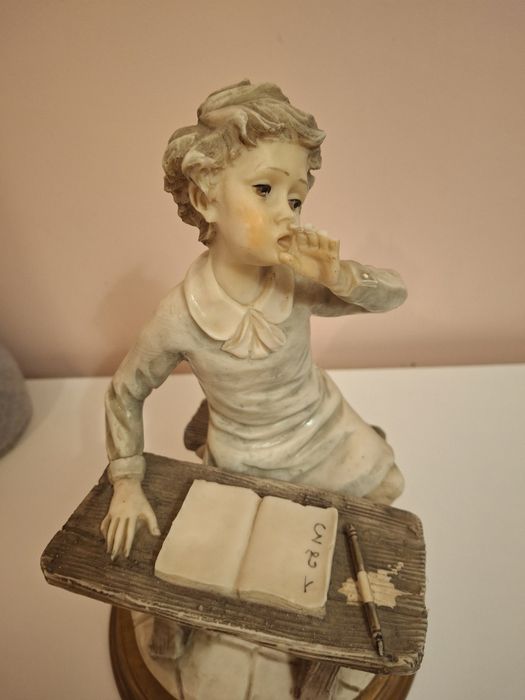 Giuseppe Armani – figurka „Uczeń przy ławce” 25,5 cm